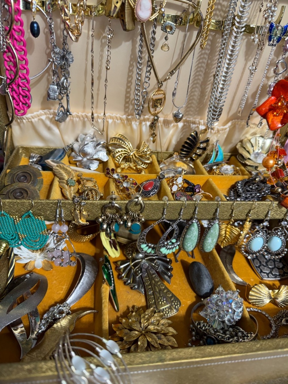WONDERS FOUND-VINTAGE JEWELRY 7PM ET POSHMARK SHOW EVERY PURCHASE GETS GIFT - Picture 8 of 8